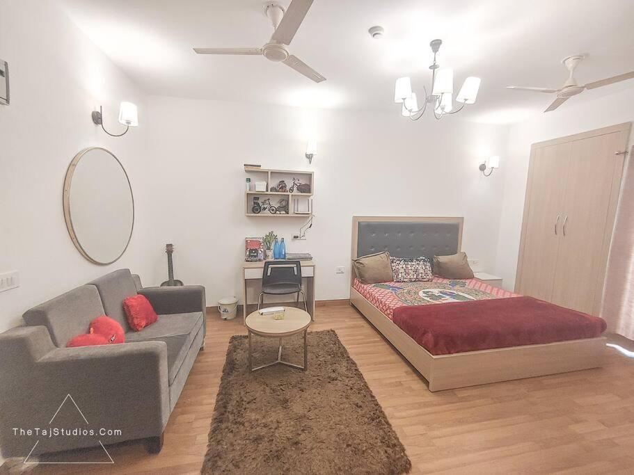 Top Luxury & Couple Friendly Stay Gp By Taj Suites & Studios #New Year Party & Stay Ноида Екстериор снимка