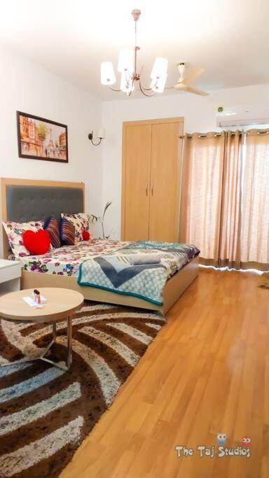 Top Luxury & Couple Friendly Stay Gp By Taj Suites & Studios #New Year Party & Stay Ноида Екстериор снимка