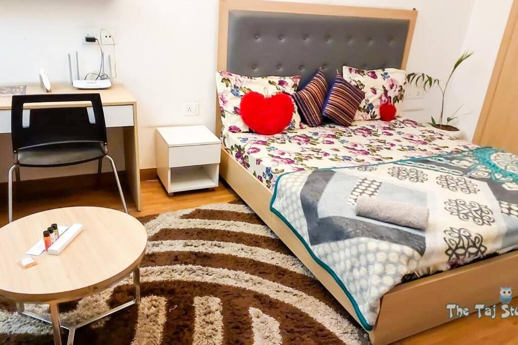 Top Luxury & Couple Friendly Stay Gp By Taj Suites & Studios #New Year Party & Stay Ноида Екстериор снимка