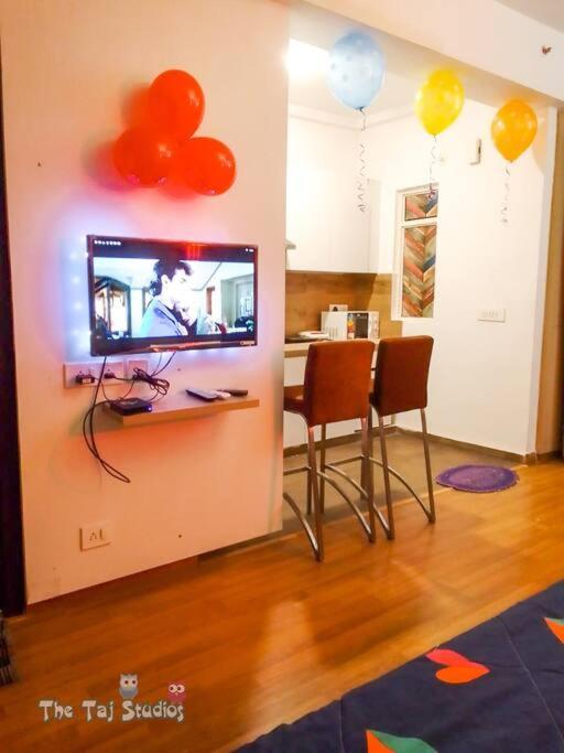 Top Luxury & Couple Friendly Stay Gp By Taj Suites & Studios #New Year Party & Stay Ноида Екстериор снимка