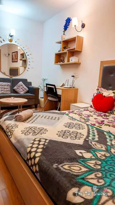 Top Luxury & Couple Friendly Stay Gp By Taj Suites & Studios #New Year Party & Stay Ноида Екстериор снимка