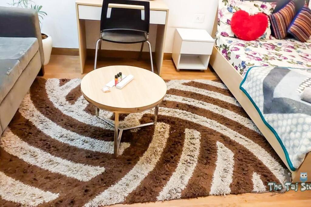 Top Luxury & Couple Friendly Stay Gp By Taj Suites & Studios #New Year Party & Stay Ноида Екстериор снимка