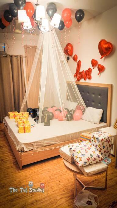 Top Luxury & Couple Friendly Stay Gp By Taj Suites & Studios #New Year Party & Stay Ноида Екстериор снимка