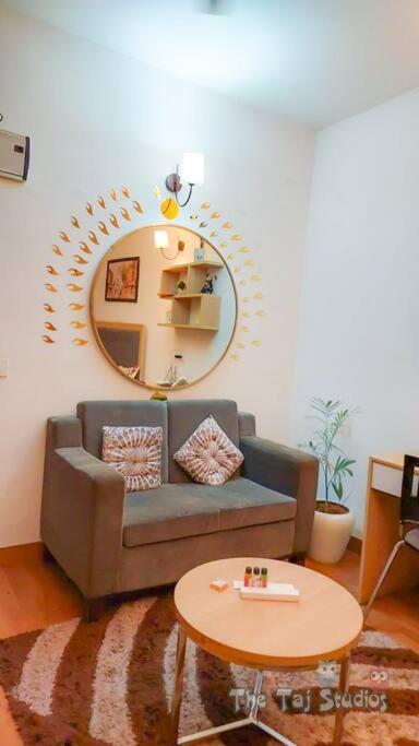 Top Luxury & Couple Friendly Stay Gp By Taj Suites & Studios #New Year Party & Stay Ноида Екстериор снимка