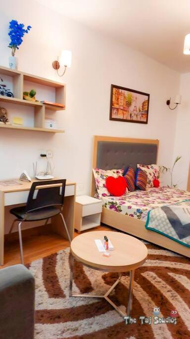 Top Luxury & Couple Friendly Stay Gp By Taj Suites & Studios #New Year Party & Stay Ноида Екстериор снимка
