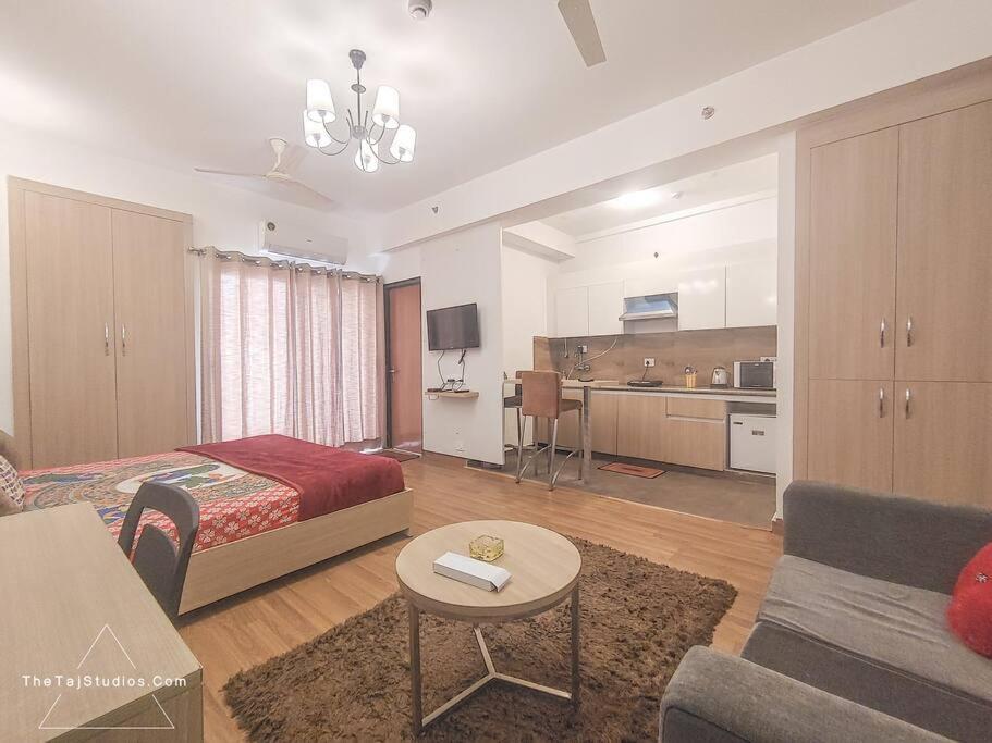 Top Luxury & Couple Friendly Stay Gp By Taj Suites & Studios #New Year Party & Stay Ноида Екстериор снимка