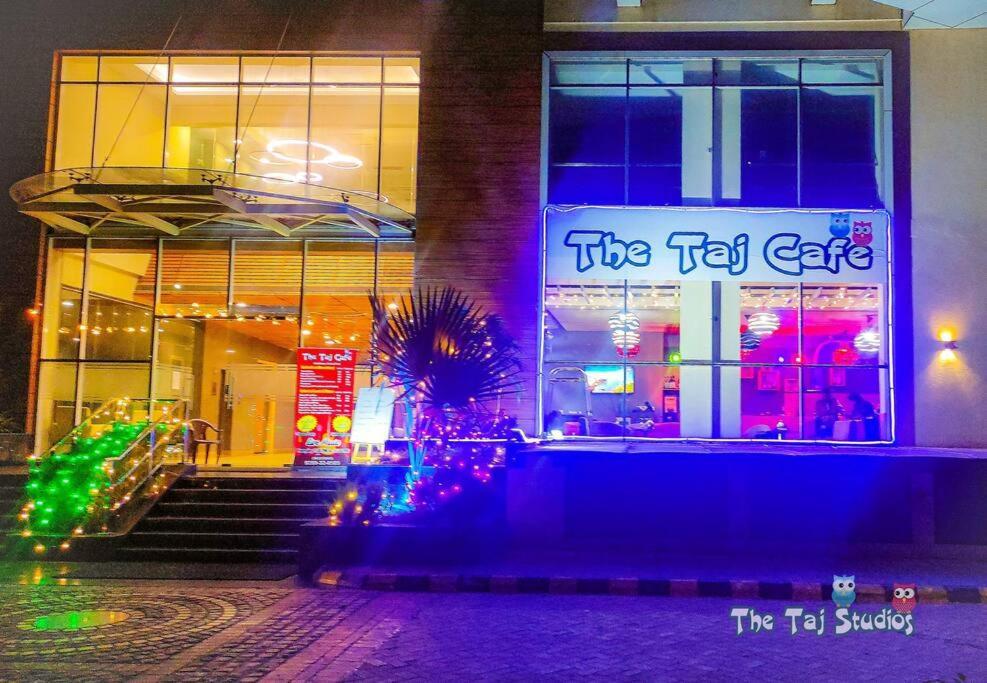 Top Luxury & Couple Friendly Stay Gp By Taj Suites & Studios #New Year Party & Stay Ноида Екстериор снимка