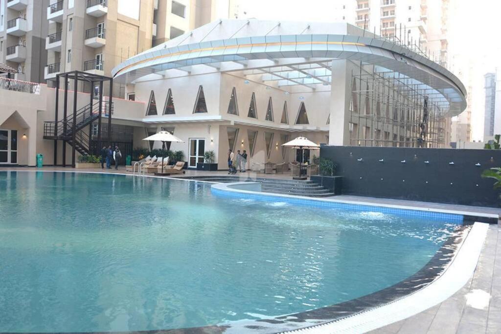 Top Luxury & Couple Friendly Stay Gp By Taj Suites & Studios #New Year Party & Stay Ноида Екстериор снимка