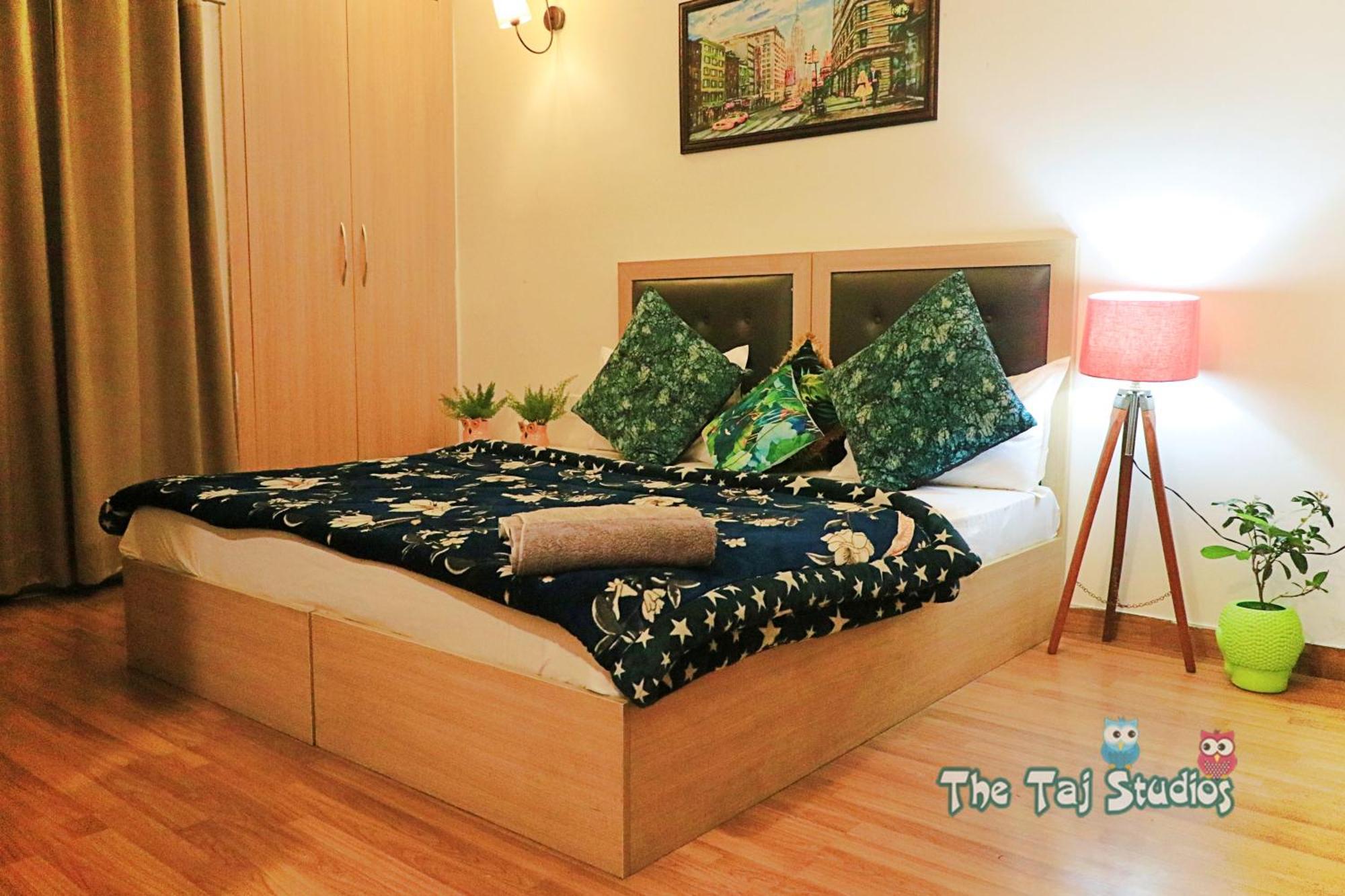 Top Luxury & Couple Friendly Stay Gp By Taj Suites & Studios #New Year Party & Stay Ноида Екстериор снимка