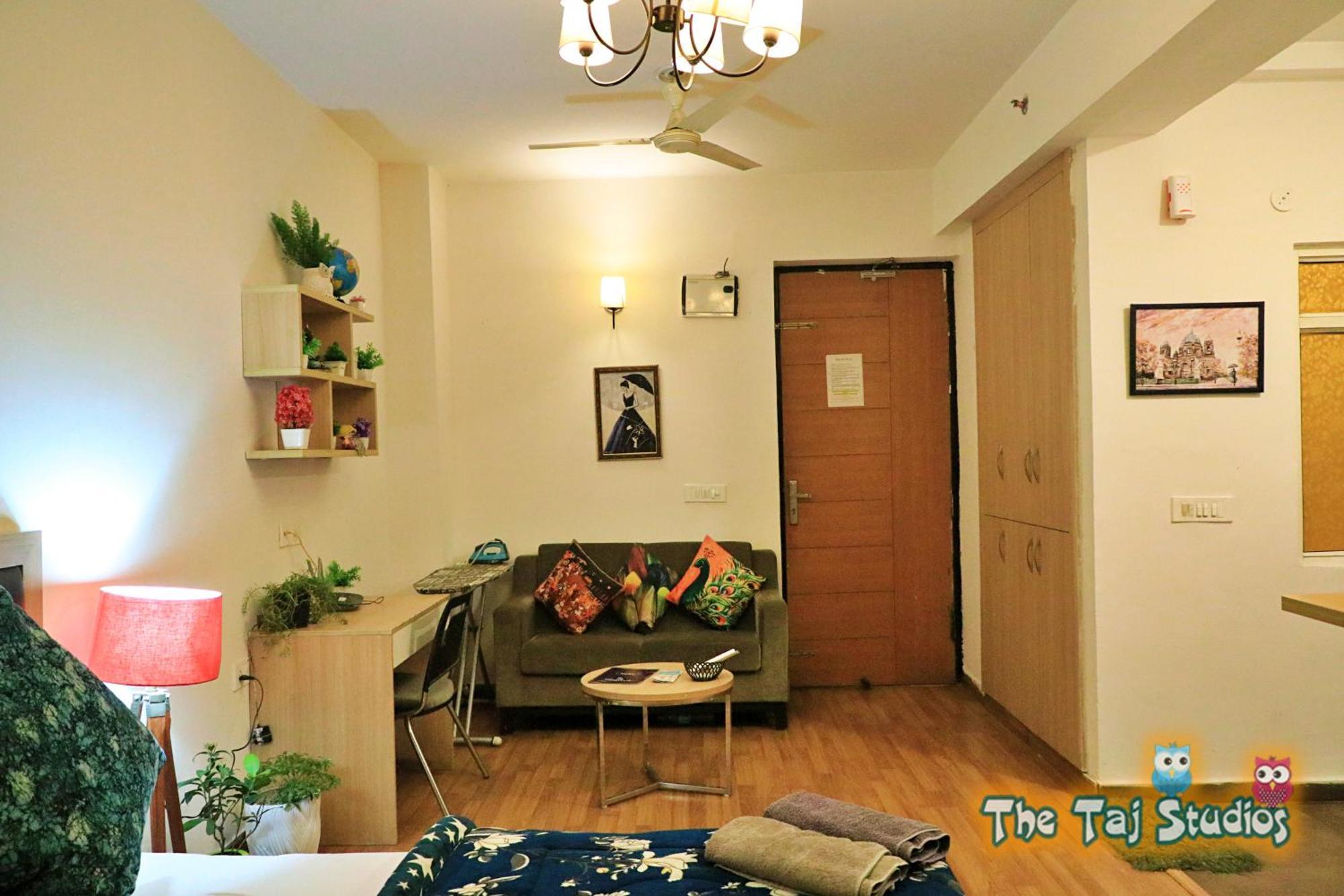 Top Luxury & Couple Friendly Stay Gp By Taj Suites & Studios #New Year Party & Stay Ноида Екстериор снимка
